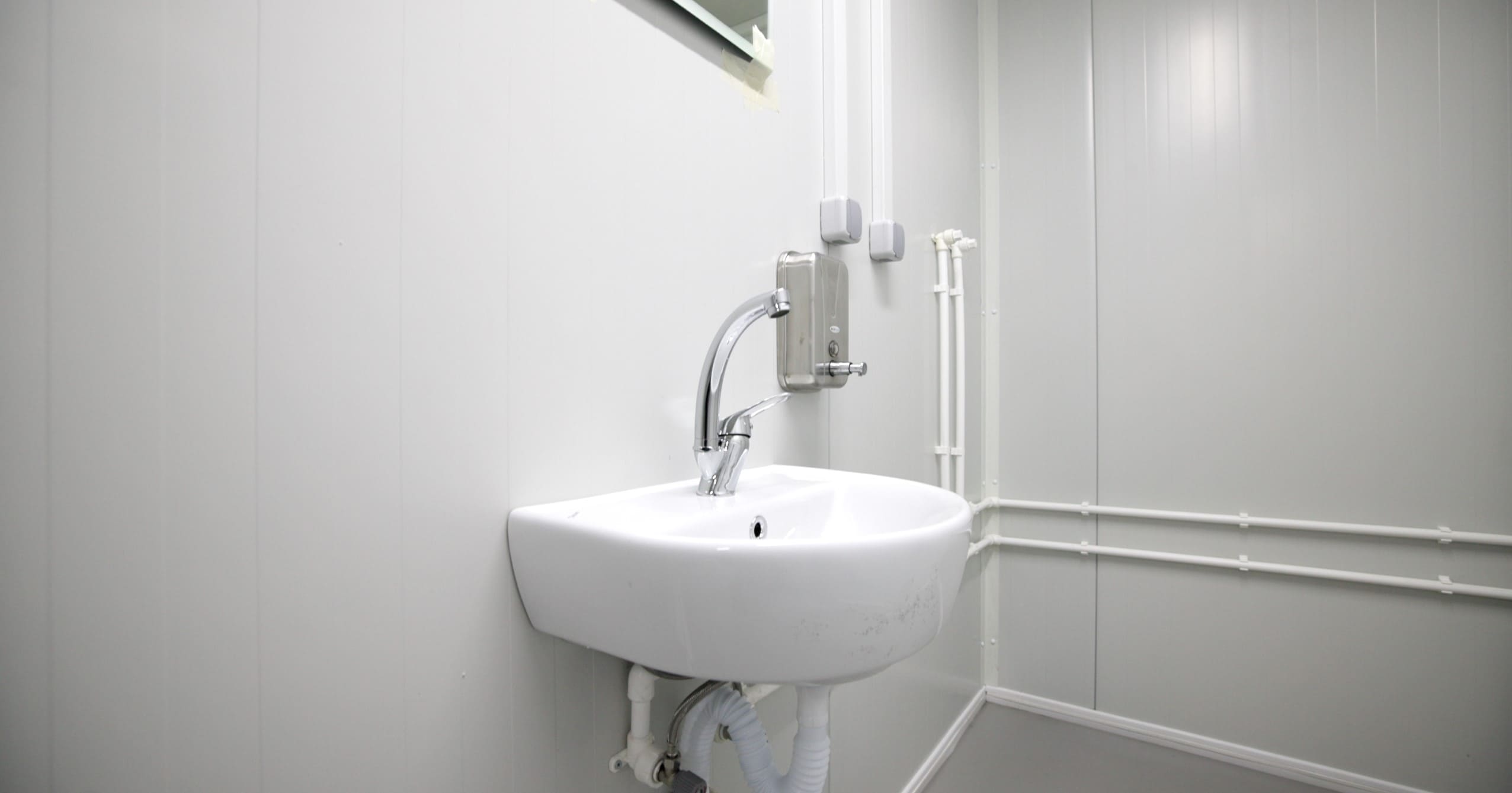 Module T UK | OC-A6000.4 – Site Office Container with Open Workspace, Lounge Area and Sanitary (14.4 m²)