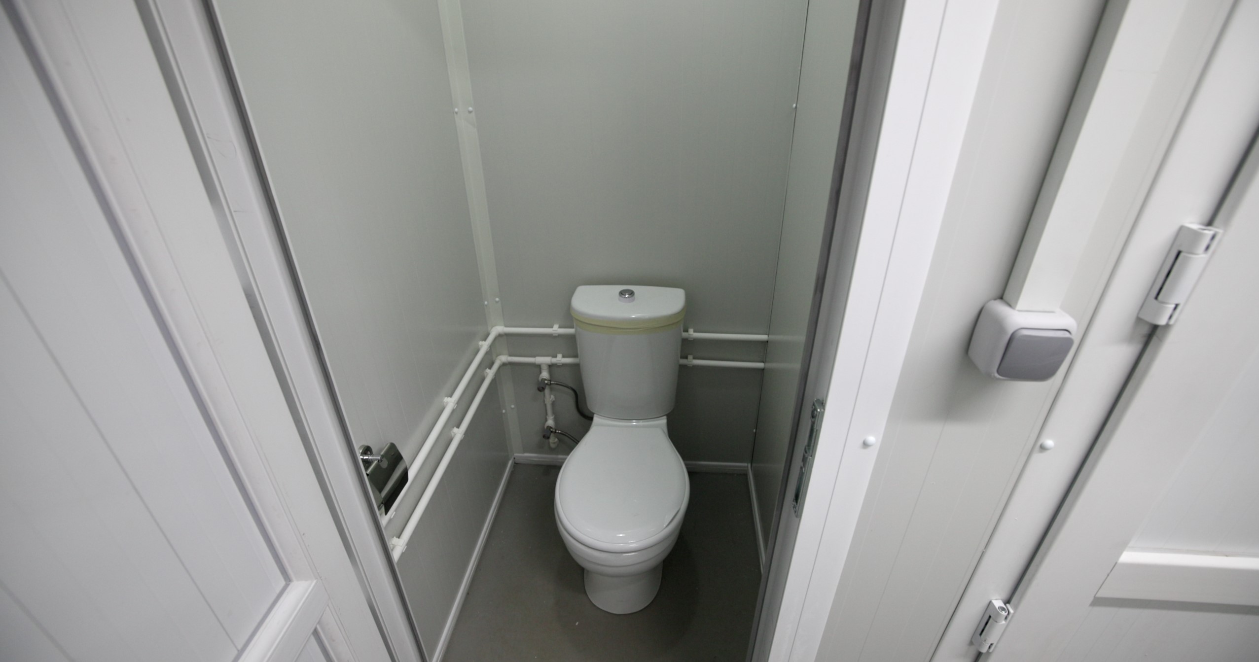 Module T UK | OC-A6000.4 – Site Office Container with Open Workspace, Lounge Area and Sanitary (14.4 m²)